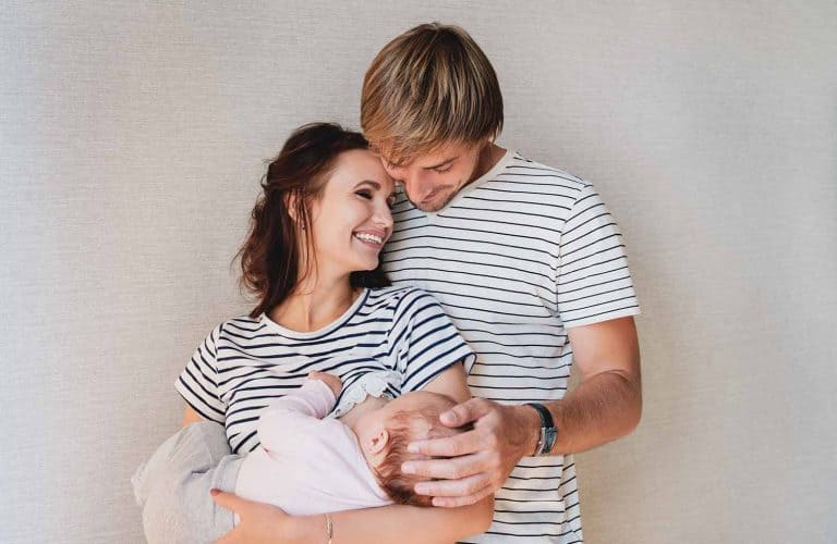 Many parents believe that in order for Dads to help with feeding their baby, they have to be bottle fed, but this isn't the case! There are many ways Dads can be involved in breastfeeding and these are just some great ideas for you.