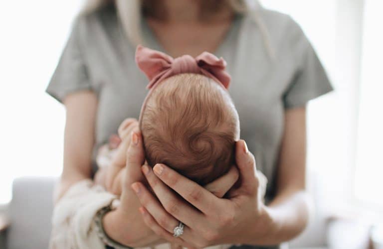 Know a woman who has a new baby and you don't know what to do to help? There are so many ways you can help a mom with a newborn, these will get you started.