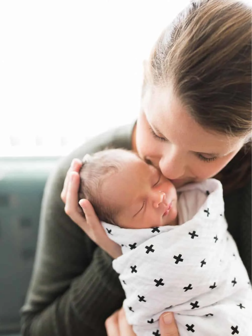 Know a woman who has a new baby and you don't know what to do to help? There are so many ways you can help a mom with a newborn, these will get you started.