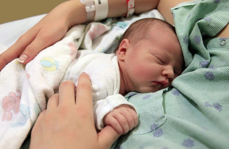 You may have heard it before, that delayed cord clamping can cause jaundice - but is that really true? And does that mean you should avoid delayed cord clamping when your baby is born? Here's what you need to know.
