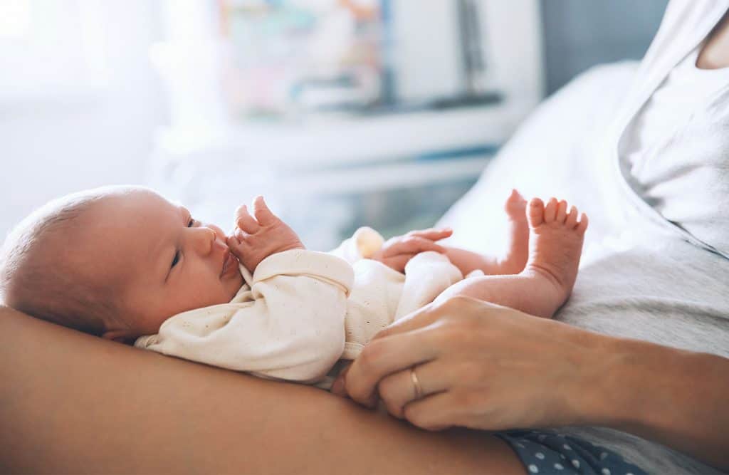 You may have heard it before, that delayed cord clamping can cause jaundice - but is that really true? And does that mean you should avoid delayed cord clamping when your baby is born? Here's what you need to know.